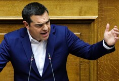 Ο Τσίπρας απαντά στον Μητσοτάκη για τον πατέρα του και τη χούντα: Άθλιος που συκοφαντεί νεκρούς