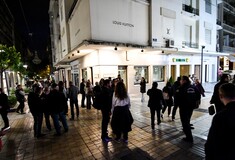 Τα σπασμένα καταστήματα σε Βαλαωρίτου και Βουκουρεστίου στην Αθήνα- Κουκουλοφόροι βανδάλισαν για τον Κουφοντίνα