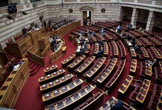 Παραιτήθηκαν από τη Βουλή δύο κόρες στελεχών του ΣΥΡΙΖΑ μετά τον σάλο για τις προσλήψεις