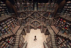 Γυάλινη οροφή και σκάλες σε σχήμα ζικ ζακ συνθέτουν το πιο καλειδοσκοπικό βιβλιοπωλείο της Κίνας