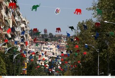 Εκατοντάδες ελεφαντάκια στον ουρανό της Θεσσαλονίκης προς τιμήν της Ινδίας