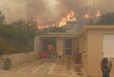 Ανεξέλεγκτη η φωτιά στη Ζάκυνθο - Εκκενώνονται σπίτια στο χωριό Κερί