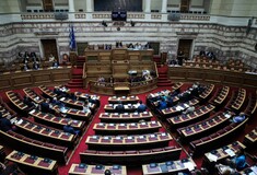 Κυβερνητικές πηγές για Τσίπρα: Οι βουλευτές του προτίμησαν τις παραλίες αντί για την ψηφοφορία για την ΕΥΠ