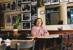 Η Αλκυόνη Παπαδάκη, δημοφιλέστατη λογοτέχνης, αφηγείται τη μυθιστορηματική της ζωή
