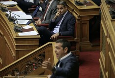 Βουλή: Κόντρα Τσίπρα - Μητσοτάκη για τις σπουδές τους και το πώς πέρασαν στο πανεπιστήμιο