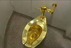 Ο δημιουργός της χρυσής λεκάνης μιλά για την κλοπή: «Νόμιζα πως ήταν φάρσα, ποιος κλέβει τουαλέτες;»