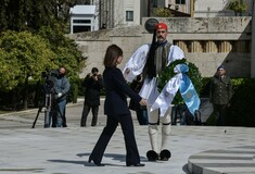 Επέτειος 25ης Μαρτίου στην άδεια Αθήνα - Κατάθεση στεφάνων και πτήσεις μαχητικών