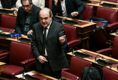 Λιποθύμησε ο Τρύφωνας Αλεξιάδης στη Βουλή -Κλήθηκε ασθενοφόρο