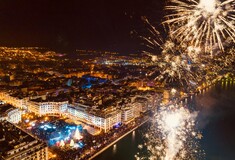Πρωτοχρονιά στη Θεσσαλονίκη: το 2020 φωτίζει με πυροτεχνήματα τη θάλασσα του Θερμαϊκού