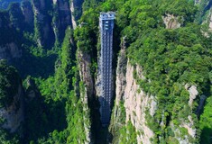 Το μεγαλύτερο ασανσέρ του κόσμου βρίσκεται στο χείλος ενός γκρεμού της Κίνας