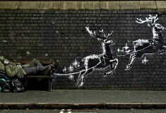 Το νέο έργο του Banksy για τον άστεγο «Άγιο Βασίλη» που σέρνουν οι τάρανδοι