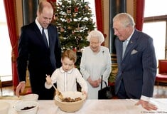 Τέσσερις γενιές βασιλικής οικογένειας μαζί: Ελισάβετ, Κάρολος, Ουίλιαμ και Τζορτζ φτιάχνουν πουτίγκα