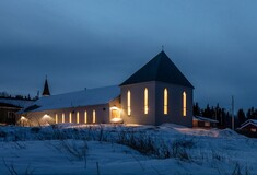 Στο χιονισμένο σκηνικό του Καναδά ξεπροβάλλει μια φωτεινή, ξύλινη εκκλησία