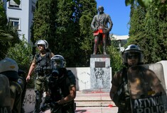Επεισόδια και χημικά σε διαδηλωτές στο κέντρο της Αθήνας - Έριξαν μπογιά στο άγαλμα του Τρούμαν