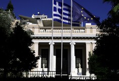 Ευρωβαρόμετρο: Θα νιώθατε άνετα με γκέι, transgender ή Ρομά πρωθυπουργό; Τι απαντούν οι Έλληνες