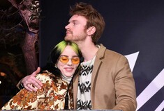 Finneas: Ο αδερφός της Billie Eilish αποκαλύπτει τους «κρυφούς» ήχους στο «Bad Guy» και το «Bury a friend»