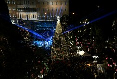 Φωταγωγήθηκε το χριστουγεννιάτικο δέντρο στην πλατεία Συντάγματος - ΦΩΤΟΡΕΠΟΡΤΑΖ