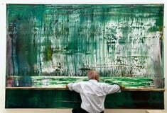 O Gerhard Richter ζωγραφίζει στο στούντιό του