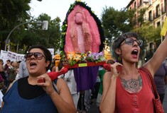 Το επαναστατημένο αιδοίο - Αθώες οι γυναίκες που διαδήλωναν με ένα δίμετρο γλυπτό σε σχήμα αιδοίου