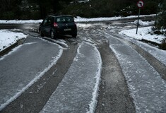 Κακοκαιρία «Ηφαιστίων»: Ποιοι δρόμοι παραμένουν κλειστοί - Πού χρειάζονται αλυσίδες