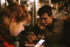 Εθισμός στο κινητό - Ένας στους τέσσερις νέους έχει εξάρτηση σύμφωνα με έρευνα