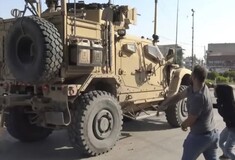 Με κατάρες και σάπια φρούτα ξεπροβόδισαν οι Κούρδοι τον στρατό των ΗΠΑ - ΒΙΝΤΕΟ