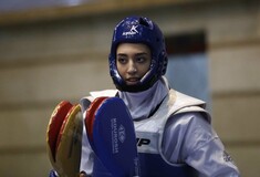 Η μοναδική Ολυμπιονίκης του Ιράν έφυγε από τη χώρα καταγγέλλοντας το καθεστώς για υποκρισία