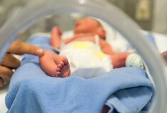 Πώς γεννήθηκε το πρώτο μωρό από μητέρα με κορωνοϊό στην Αθήνα - Μιλά ο μαιευτήρας που ήταν στη γέννα