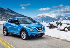 Οδηγούμε το νέο Nissan Juke με φόντο τον χιονισμένο Παρνασσό