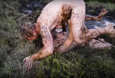Παλεύοντας γυμνοί στους βάλτους της Φινλανδίας (και μετά σάουνα στα δάση)