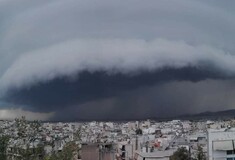 Shelf cloud: Τι είναι το εντυπωσιακό σύννεφο που κυριάρχησε σήμερα στον ουρανό της Αττικής