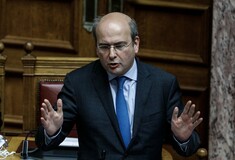 Χατζηδάκης: Αν πέσει η ΔΕΗ, θα πέσουν οι τράπεζες και μετά θα πέσει η χώρα