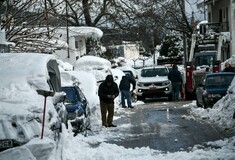 Καιρός: Χιονίζει στην Αττική - Διακοπή κυκλοφορίας από το ύψος του τελεφερίκ