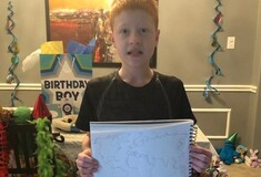 12χρονος είχε γενέθλια αλλά βρίσκεται σπίτι λόγω κορωνοϊού. Χιλιάδες άγνωστοι τού έκαναν μια συγκινητική έκπληξη