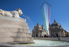Οι Ιταλοί τραγουδούν Bella Ciao στα μπαλκόνια - Μαχητικά χρωμάτισαν τον ουρανό της Ρώμης για την Ημέρα Απελευθέρωσης