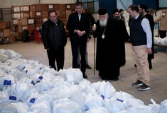 Πάνω από 20.000 πακέτα τροφίμων από τον Δήμο Αθηναίων και την Αρχιεπισκοπή Αθηνών
