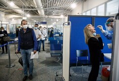Αεροδρόμιο Ελευθέριος Βενιζέλος: Ένας ένας στην ουρά για το τεστ κορωνοϊού
