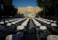 Άδειες καρέκλες στο Σύνταγμα: Διαμαρτυρία των επαγγελματιών στον χώρο της εστίασης