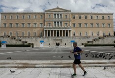 Guardian: Γιατί ο κορωνοϊός «χτύπησε» λιγότερο την αν. Ευρώπη - Το παράδειγμα της Ελλάδας