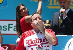 Ο Joey Chestnut «έσπασε» το δικό του παγκόσμιο ρεκόρ - Έφαγε 75 χοτ ντογκ σε 10 λεπτά