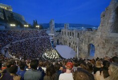 Καλλιτέχνες διαμαρτύρονται για την έλλειψη μέτρων για τον Πολιτισμό - «Μαύρες» αναρτήσεις στο Facebook