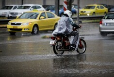 Ισχυρή καταιγίδα στην Αθήνα - Λευκοί δρόμοι από το χαλάζι στη Χαλκιδική