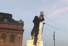 Βαλτιμόρη: Γκρέμισαν άγαλμα του Χριστόφορου Κολόμβου και το πέταξαν στο λιμάνι