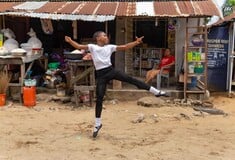 «Χορεύοντας μπαλέτο στη βροχή»: Ο 11χρονος από τη Νιγηρία που καταρρίπτει τα στερεότυπα