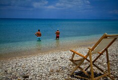 Ηλιοθεραπεία, άμμος, θάλασσα και κορωνοϊός: Ειδικοί απαντούν για την ασφάλεια στην παραλία