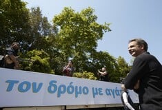 Ο Μητσοτάκης βγήκε από το Μαξίμου για να ακούσει και να χειροκροτήσει την Πρωτοψάλτη
