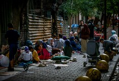 Πρόσφυγες από τη Μόρια διανυκτερεύουν σε παράδρομους πίσω από την πλατεία Βικτωρίας