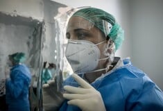 Πρόεδρος ΕΟΔΥ: Περιμένουμε αύξηση των κρουσμάτων - Στα 23 έτη η μέση ηλικία σε κάποιες περιοχές