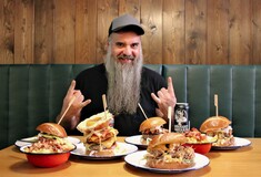 To Monster Burgers & Beers κατέβηκε στου Ψυρρή