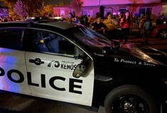 Οργή στις ΗΠΑ: Αστυνομικός πυροβόλησε πισώπλατα μαύρο άνδρα ενώ έμπαινε σε όχημα